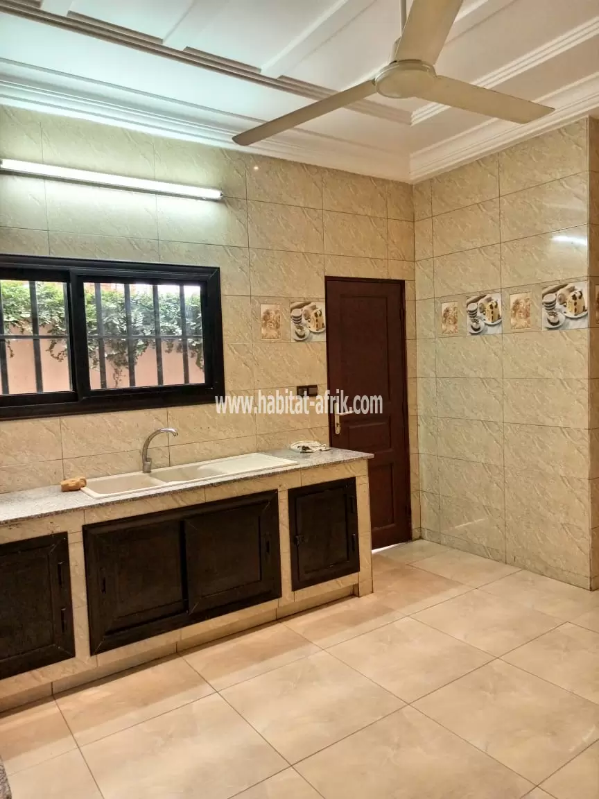 Je mets en location une villa de 6 chambres 3 salon 1 dépendance et piscine à BAGUIDA lome togo