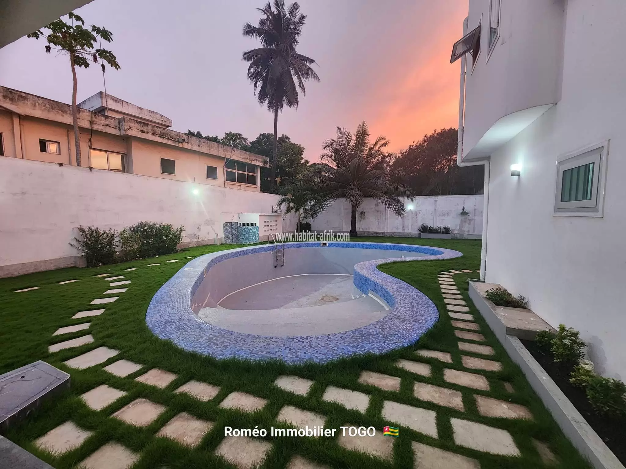 VILLA NOUVELLE CONSTRUCTION DE 6 CHAMBRES 2 SALON,  TRES GRAND JARDIN ET PISCINE 