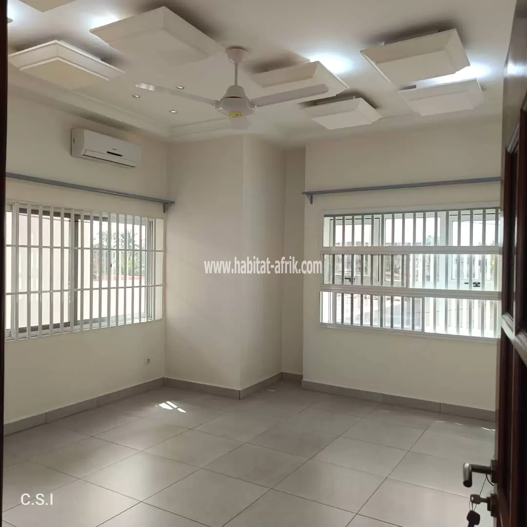 VILLA DUPLEXE TRÈS HAUT STANDING AVEC TITRE FONCIER PERSONNEL À VENDRE À COTONOU AGLA VON FILAO NON LOIN DU PAVÉ.  Disponible en vente une très belle villa très haut standing de  6 chambres, 2 salons, 2 boyeries et 2 cuisines, chaque chambre avec sa douch