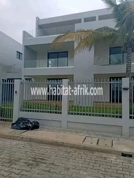 VILLA MODERNE AVEC JARDIN & PISCINE À VENDRE À COTONOU - NOVOTEL AÉROPORT