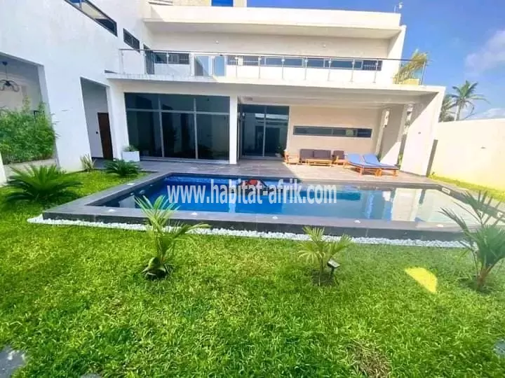 LUXUEUSE VILLA MEUBLÉE AVEC PISCINE À FIDJROSSÈ FIYEGNON