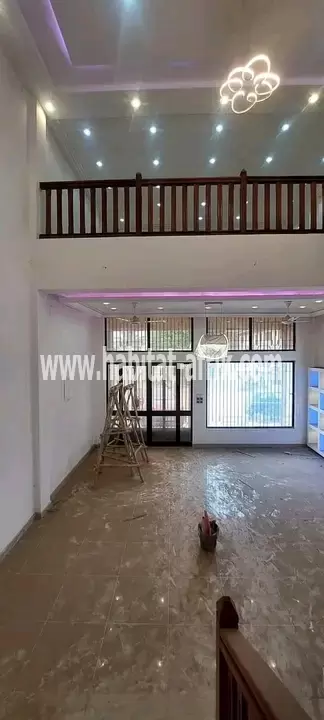 BOUTIQUE / BUREAU SANITAIRE DUPLEXE À LOUER À COTONOU - MARO-MILITAIRE 