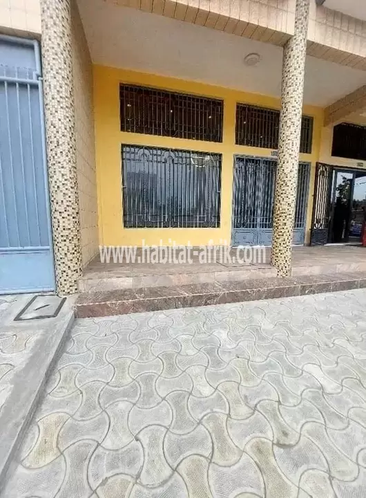 BOUTIQUE / BUREAU SANITAIRE DUPLEXE À LOUER À COTONOU - MARO-MILITAIRE 