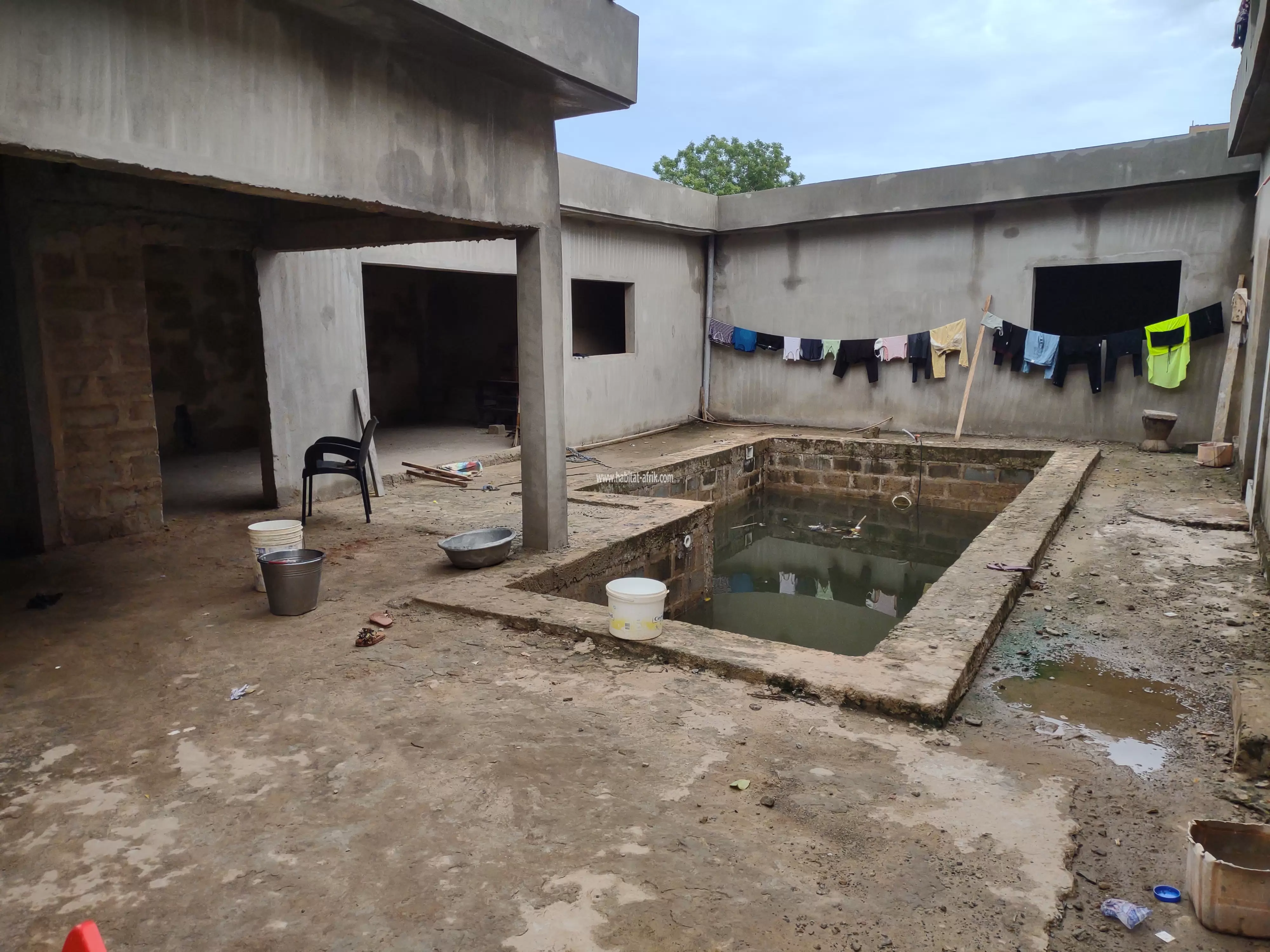 A vendre a Lomé Agoè Appéssito quartier la Paix, Une villa avec piscine inachevée sur 3/4 lot de 2 chambres salon 2wc douche cuisine interne 