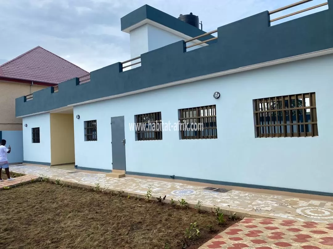 Je mets en vente une maison sur un (1) lot angle rue cinq (5) chambres salon dépendance nouvelle construction a 300 mètres du goudron segbe bon samaritain lome togo