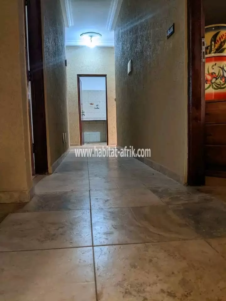 je mets en vente une maison sur demi lot deux (2) chambres à adidogome ipg lome togo