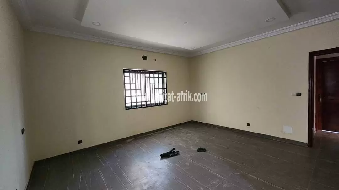 Je mets en vente une villa duplex de 4 chambres a atsiegou, 150 mètres du goudron lome togo