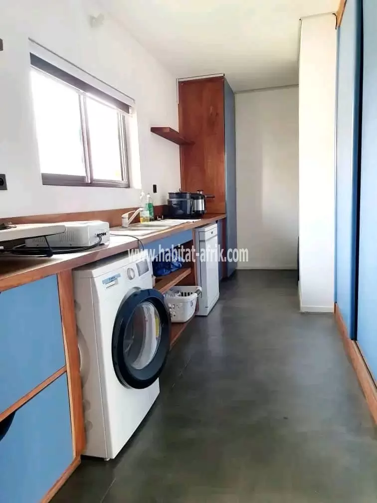 Je mets en vente une maison de trois chambres super clean meublé à sanguera lome togo