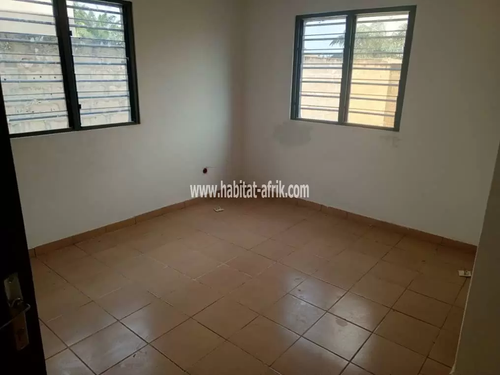 Je mets en vente une maison de 2 chambres salon sur demi lot a togokome 150 mètres du goudron lome togo