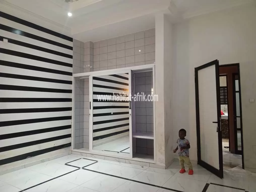 Je mets en location un appartement cour unique de quatre (4) chambres salon a super taco hôtel aéroport lome togo