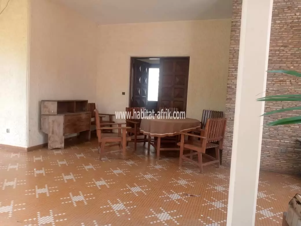Je mets en vente une maison sur un (1) lot trois (3) chambres salon deux (2) dépendances magasin et boutique à hedzranawoe bass bonfoh