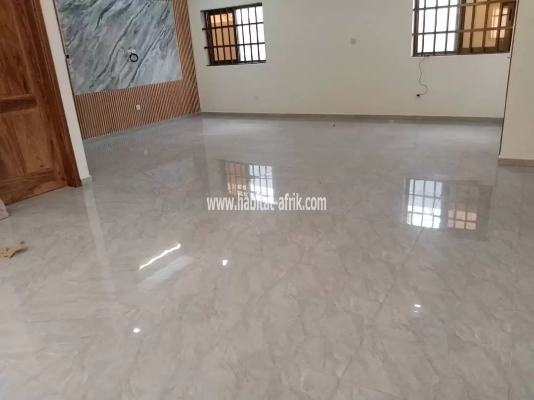 Je mets en vente une maison construite sur demi lot a segbe zanvi trois chambres dépendance lome togo