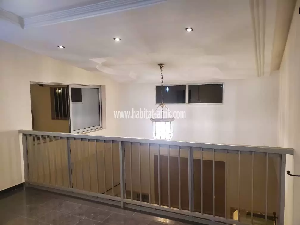 Je mets en vente une villa duplex de 5 chambres salon sur demi carré à Kegué Kelegougan 20m du goudron lome togo