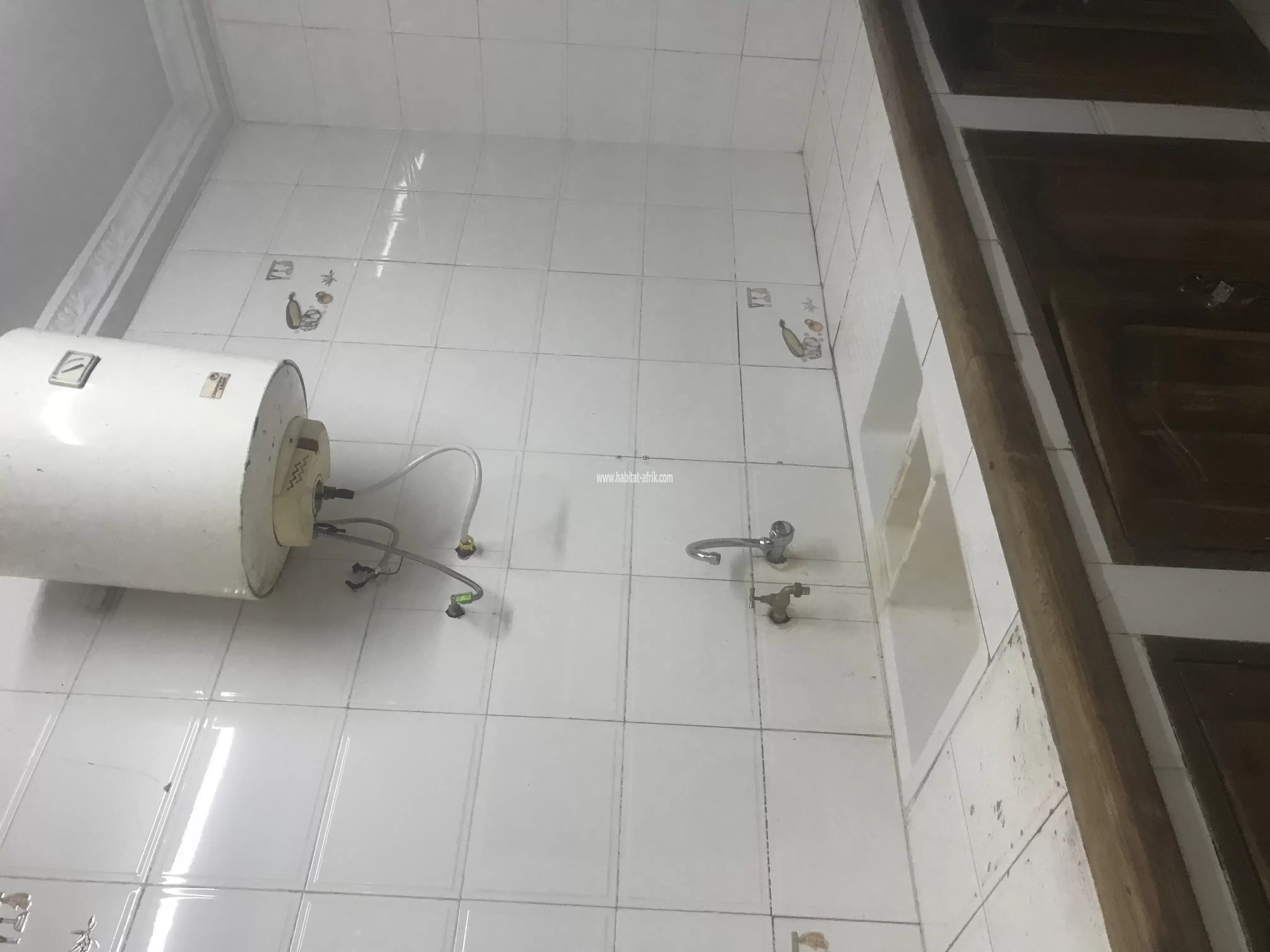 Je mets en location une maison meublée de quatre (4) chambres salon à atsiegou togo2000 à côté de la station d’essence fastar lome togo