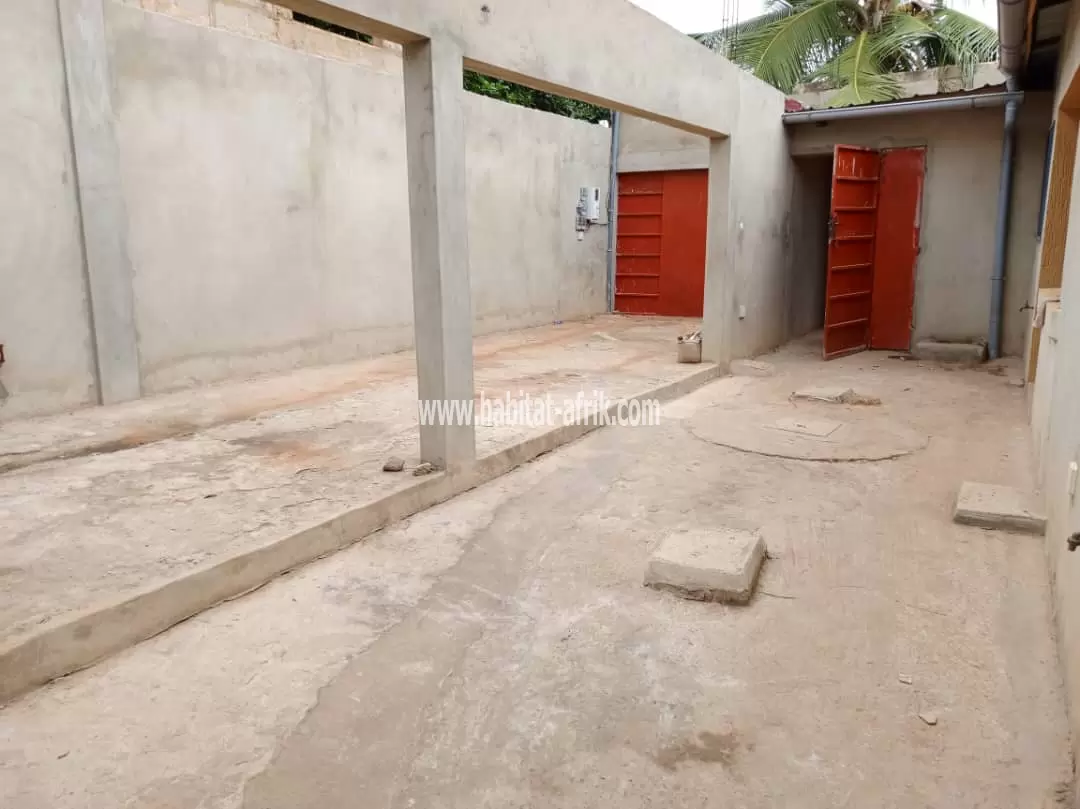 Je mets en vente une maison de location sur 300 mètres carrés située a agoe demakpoe lome togo