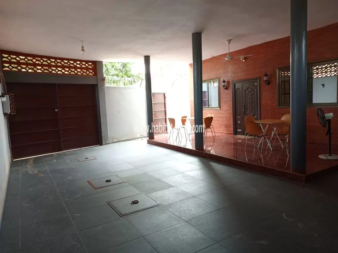 Je met en location une villa meublée cour unique de 03 chambre salon à agoè legbassito Lome-Tog