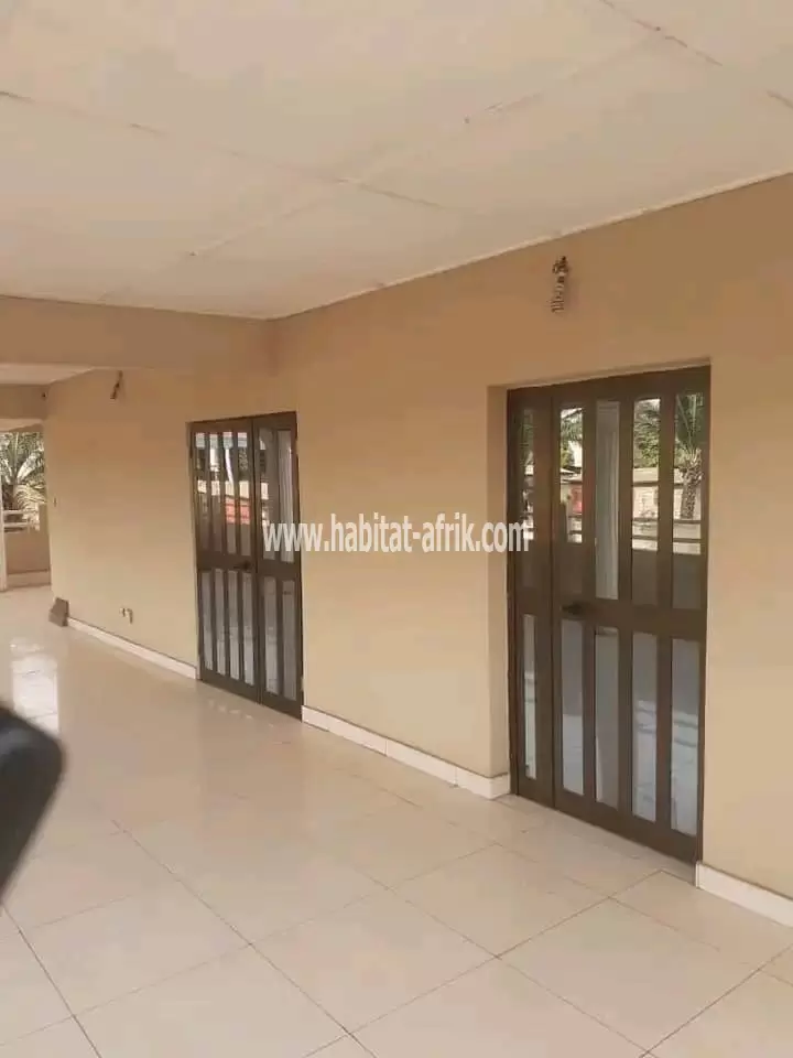 Je mets en vente une maison duplex de 5 chambres salon a agoe cacaveli lome togo