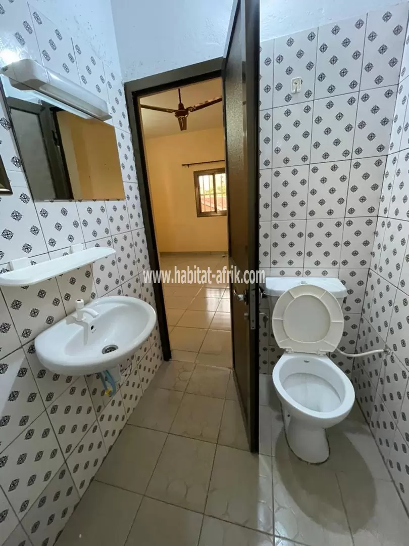 Je mets en vente une appartement de deux (2) chambres salon interne à Hedzranawoe pharmacie bien être lome togo 