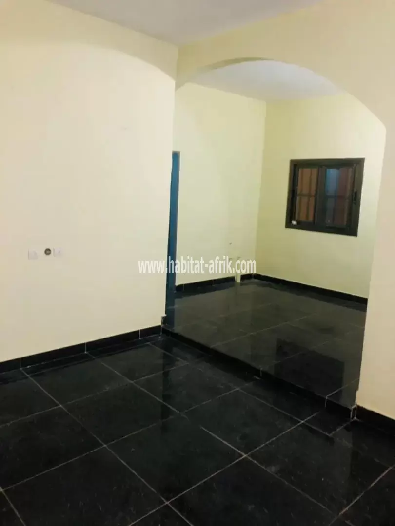 Je mets en vente une maison sur un quart de lot avec trois (3) chambres salon à adidogome Amadanhome lome togo 