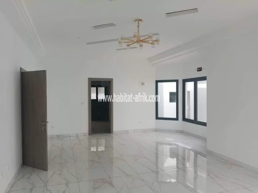 Je mets en vente un villa sur un lot avec titre foncier de quatre (4) chambres salon jardin dépendance à BAGUIDA LOME togo 