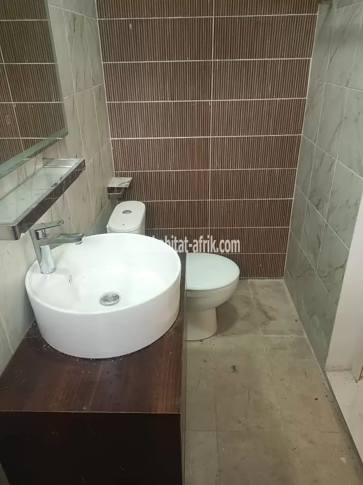 Je mets en location une villa en appartement cour unique à l’étage de 2 chambres salon à avedji cito lome togo 