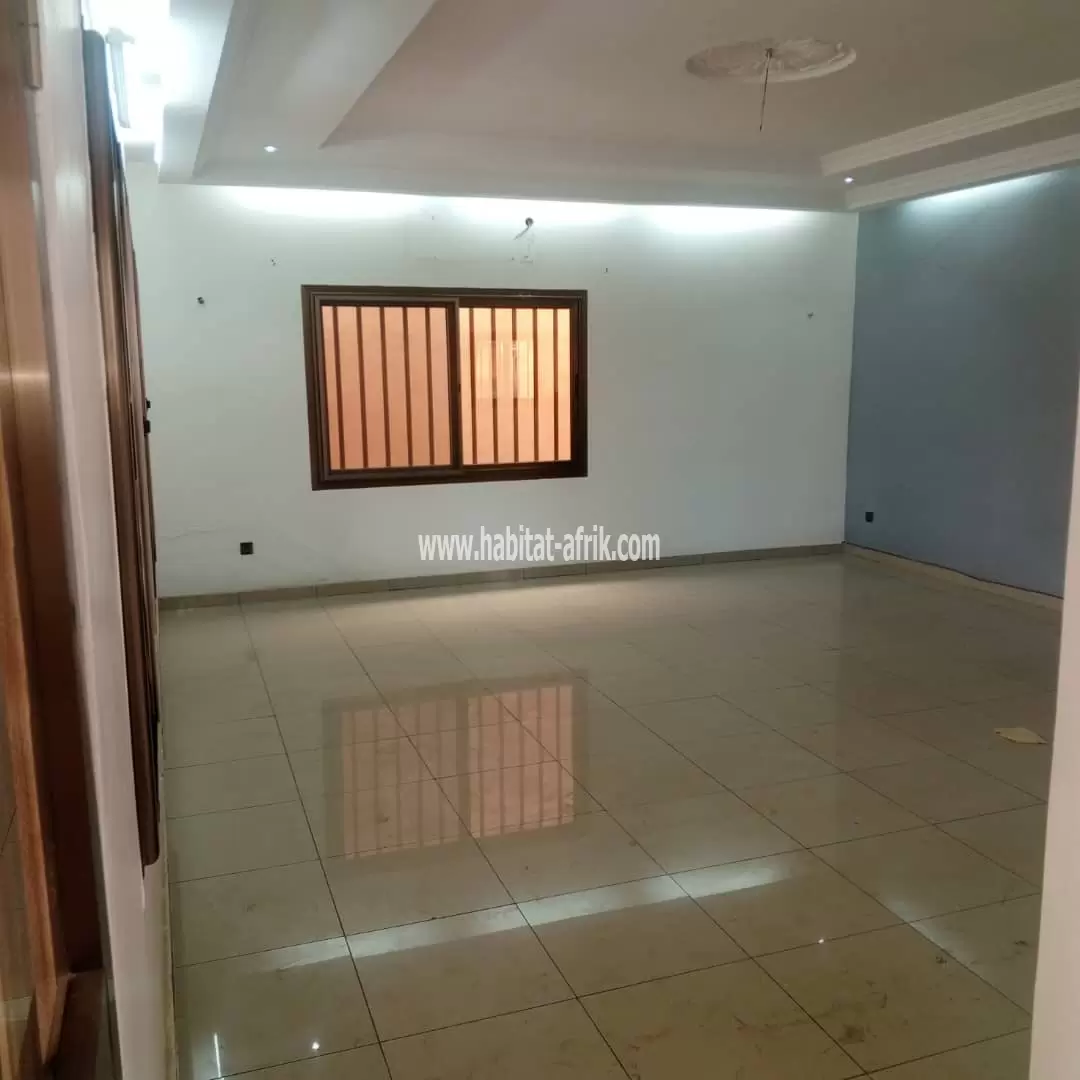 Je mets en location une villa de 3 chambres salon à agbalepedo lk lome togo 