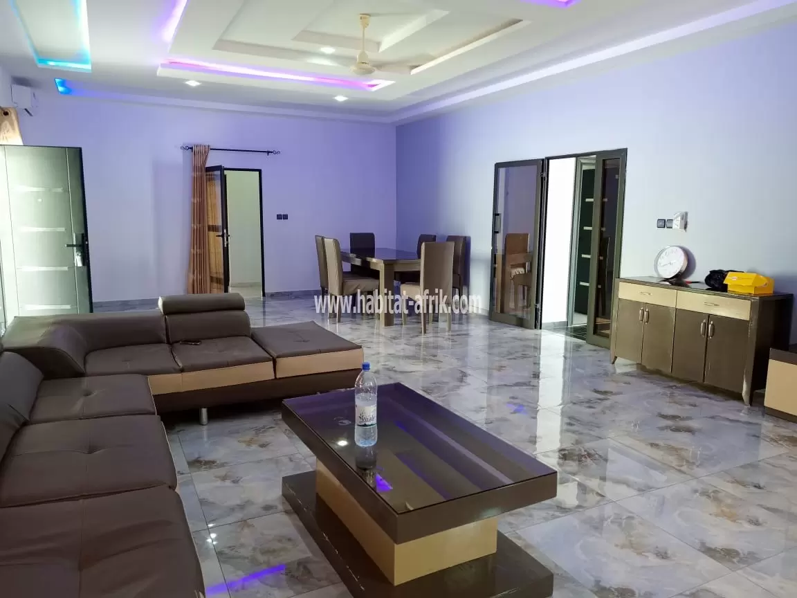 Je mets en location une villa meublée de 4 chambres jardin piscine à agodeke LOME togo 