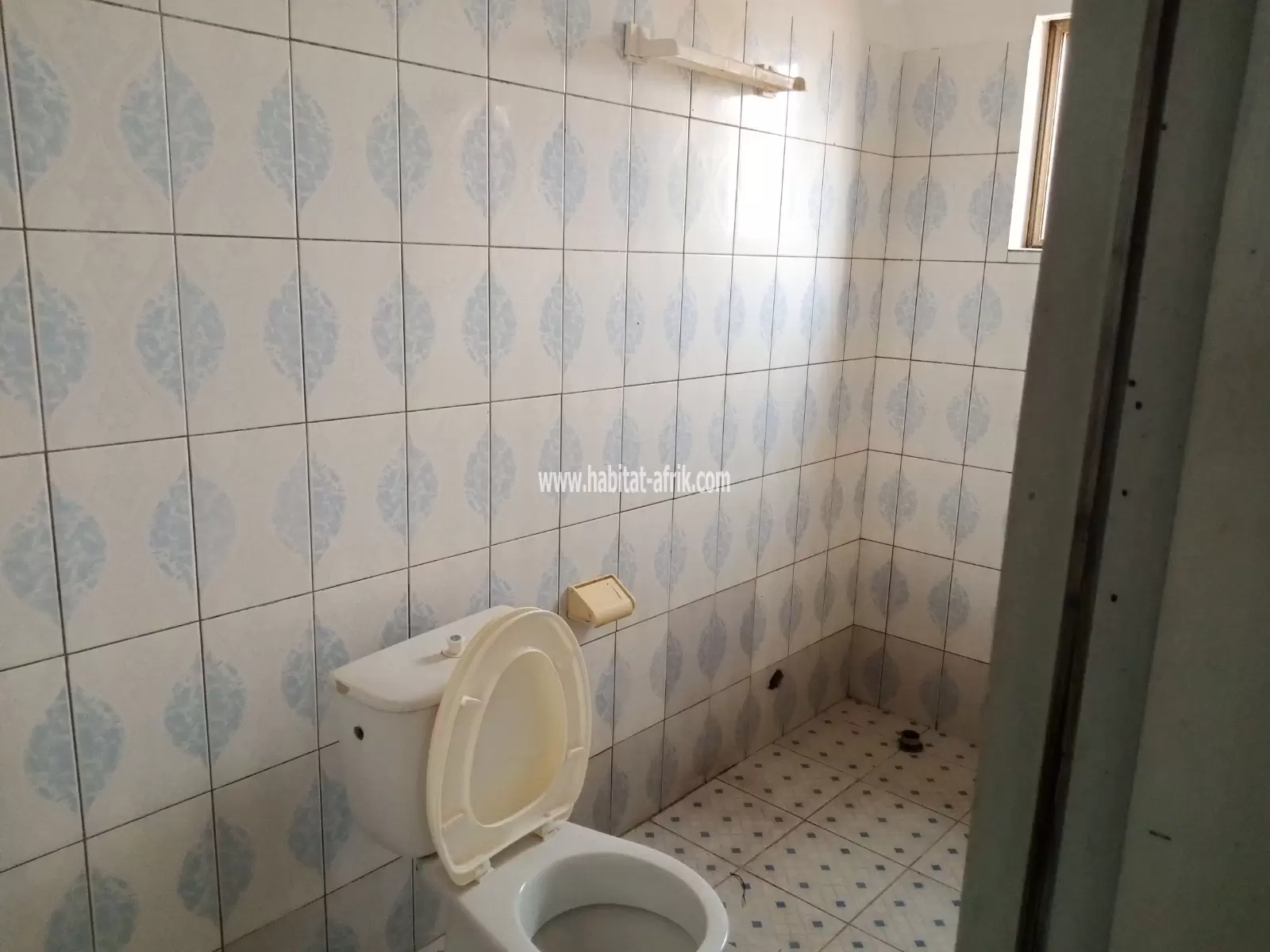 A louer appartement cour unique à l’étage de 2 chambres salon et 2 dépendances à adidogome lankouvi cite non loin du carrefour avoudé lome togo 