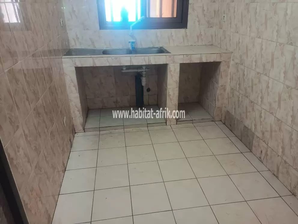 A louer un appartement pièce non meublée wcd cuisine interne à 250m du goudron kegue kpatcha LOME Togo