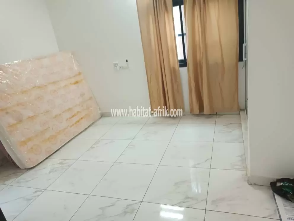 A louer un appartement de 2 chambres salon autonome à 450m du goudron sanguera maco lome togo