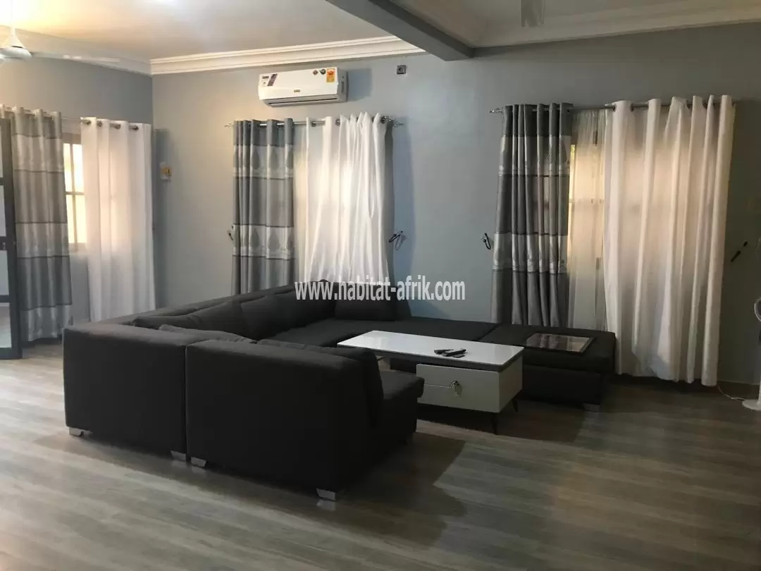 Maison à vendre construite sur demi lot 2 chambres salon dallé à adidogome atigangome base ebomaf LOME togo 