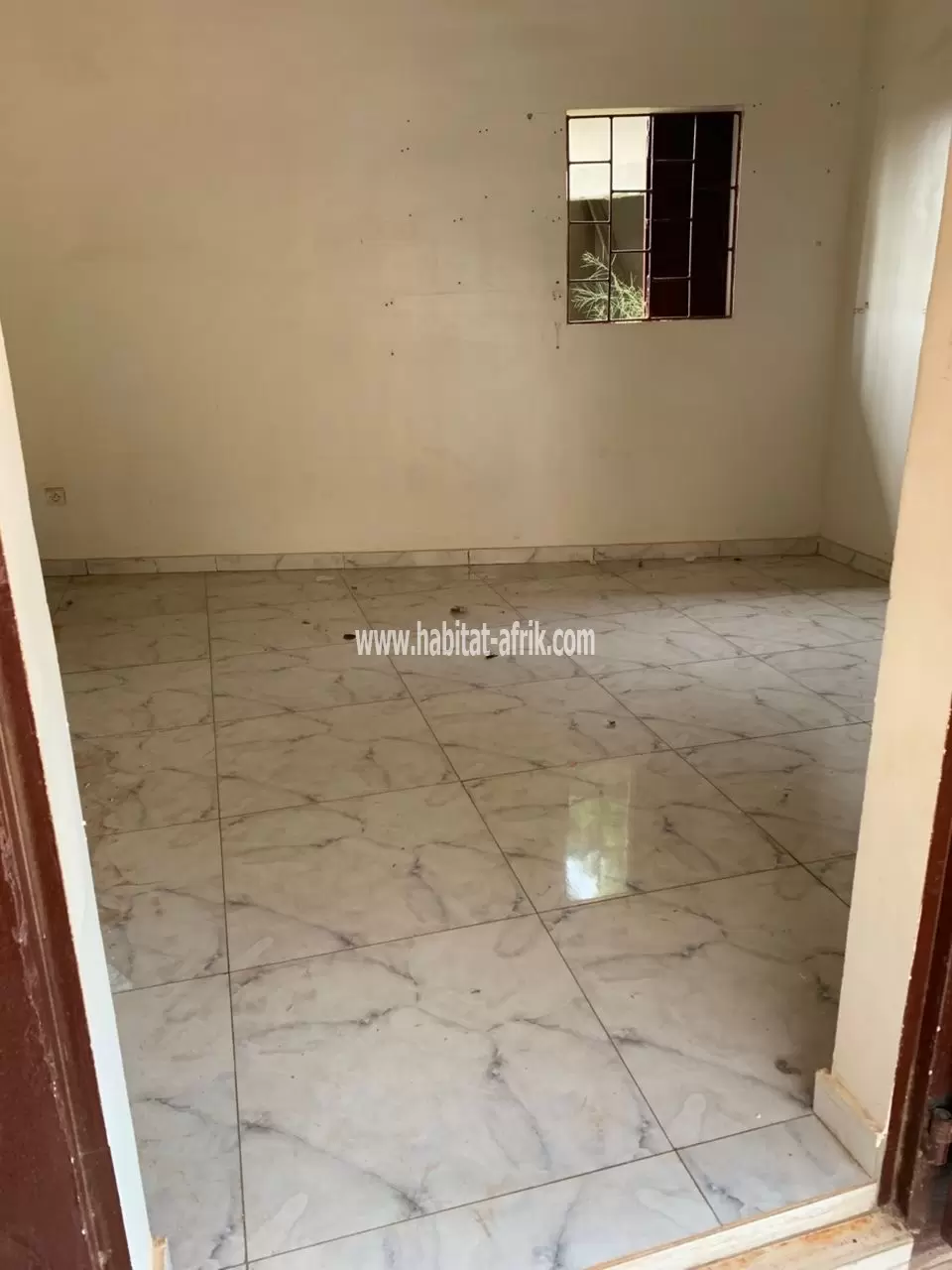 Boutique a louer avec dwc situé non loin du carrefour logote lome togo