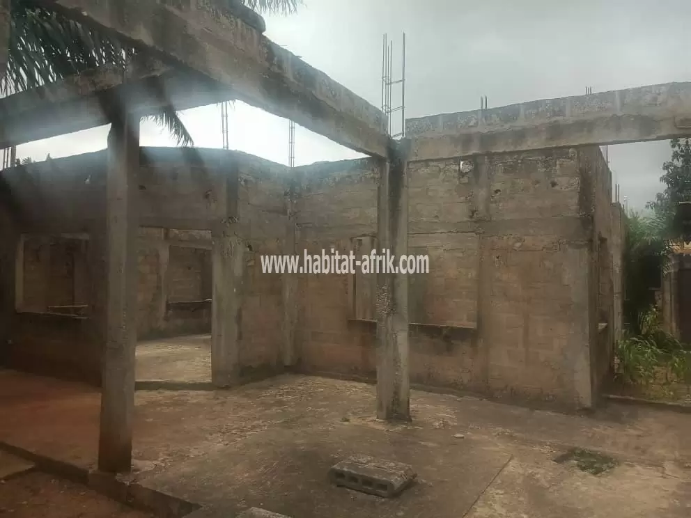 Je mets en vente une maison inachevée de 3 chambres salon dépendance à adidogome logote marché lome togo