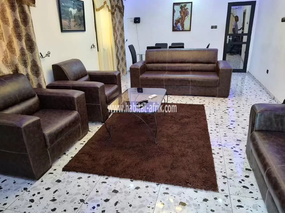 Je mets en location une villa meublée de deux chambres salon jardin a adidogome logote 150m du goudron lome togo