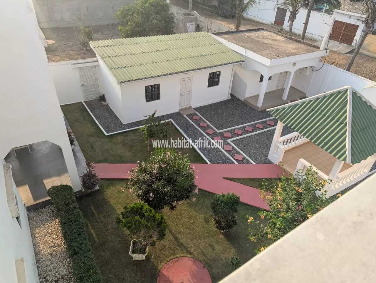 Je mets en vente une villa duplex de 4 chambres salon avec un grand espace et un joli jardin fleuri à baguida 350m du goudron lome aneho