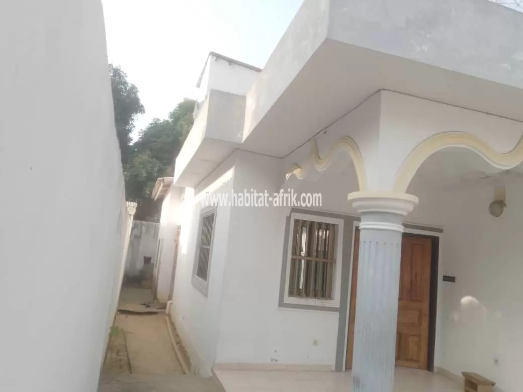 Je mets en vente une villa de 3 chambres salon sur demi lot a agbavi 50m du goudron lome togo