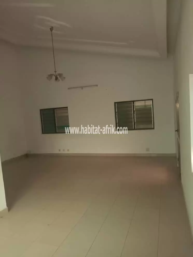 Je mets en vente une villa duplex de 05 chambres salon sur demi lot a adidogome lycée moderne lome togo