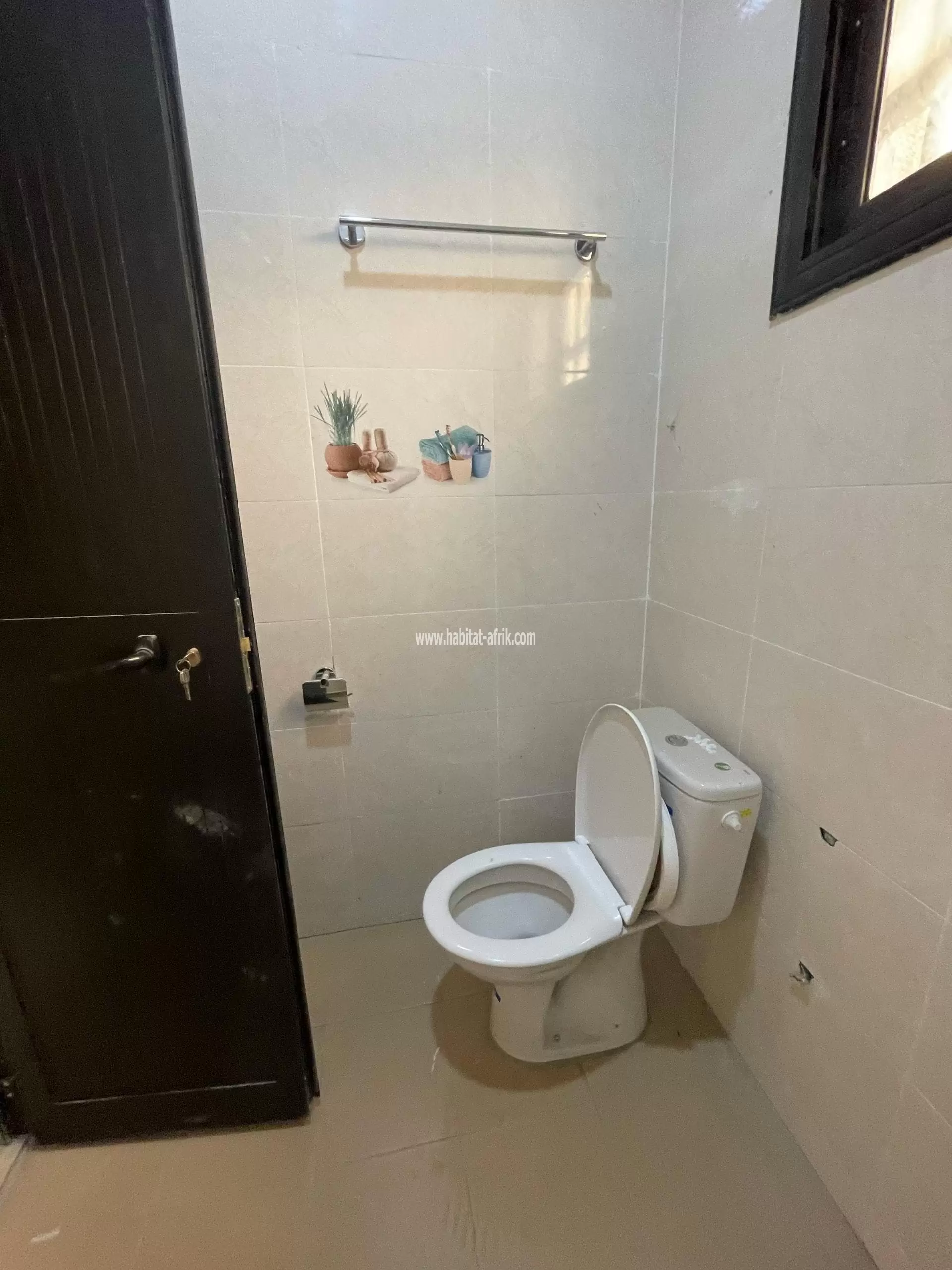 Je mets en location une chambre studio a be château lome togo