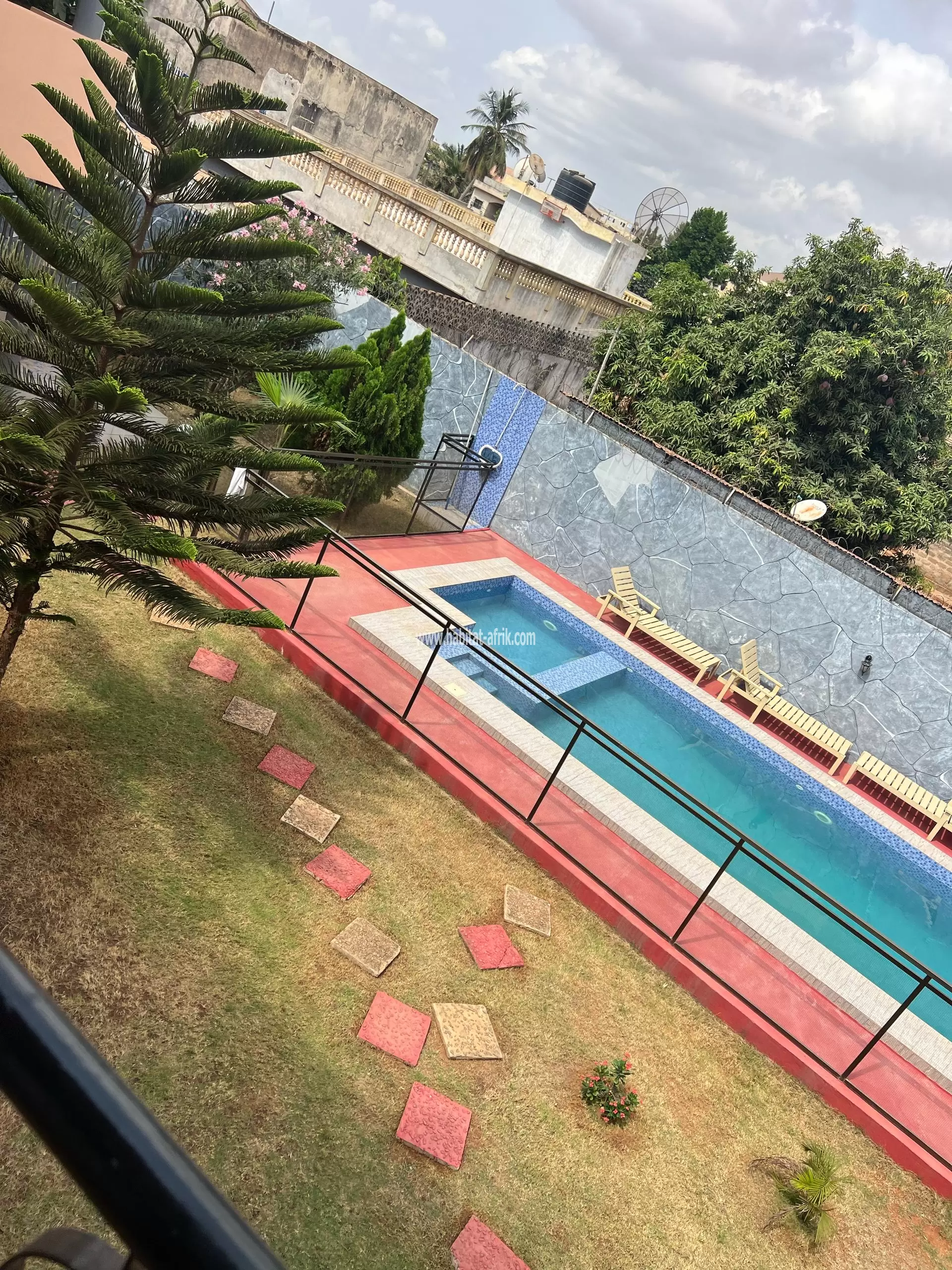 Je mets en location un appartement meublé de trois (03) chambres salon équipé avec piscine situé à agoe mariam lome togo
