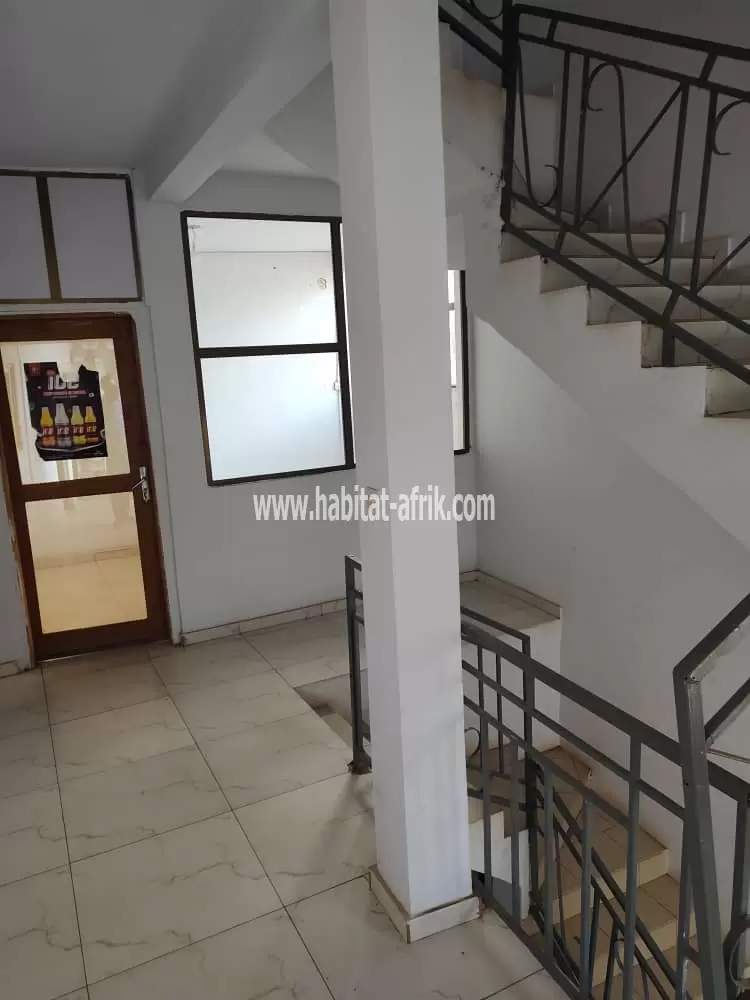 Je mets en location un immeuble de deux niveaux à Avedji limousine lome Togo 