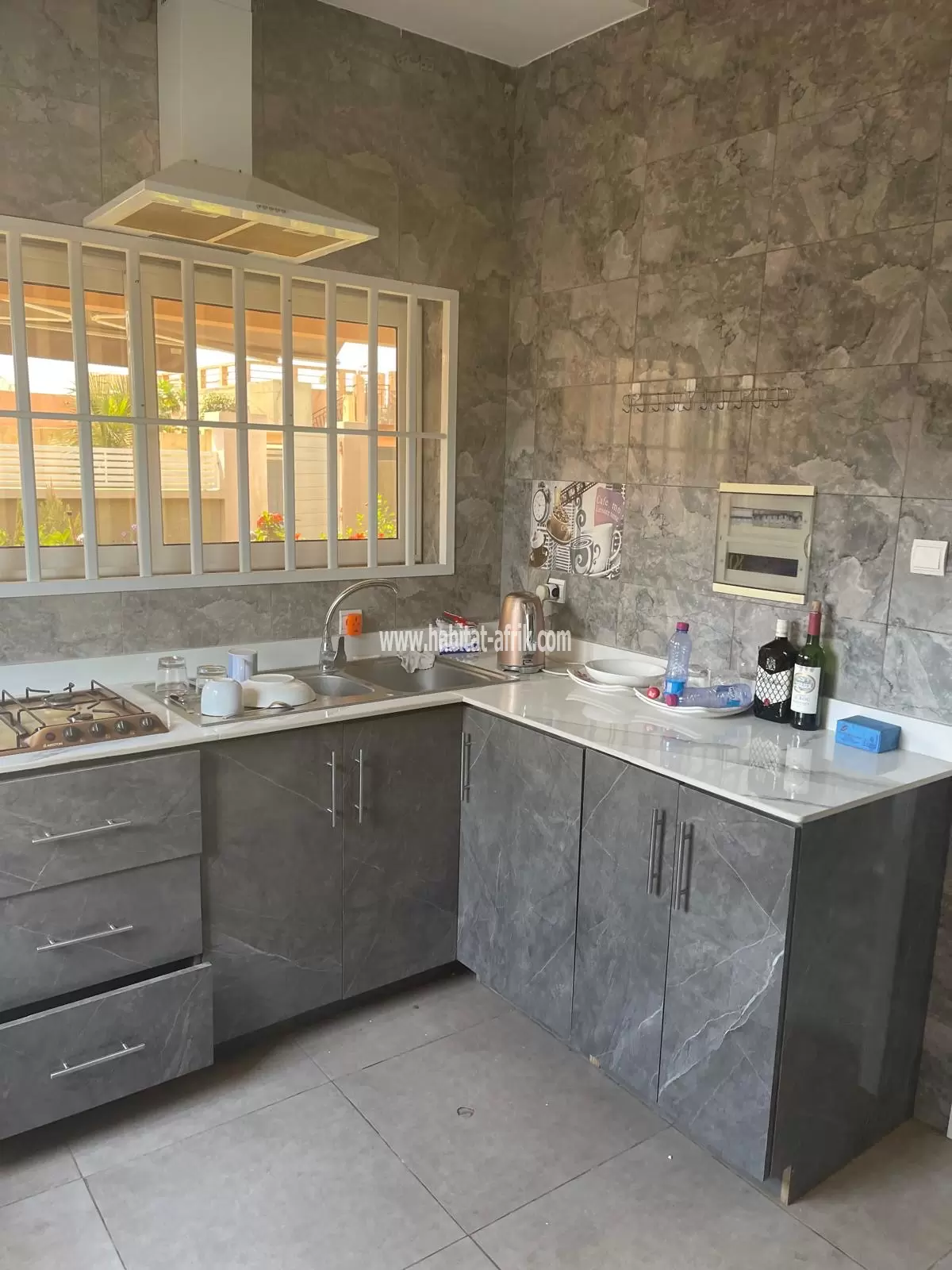 Je mets en vente une villa construite sur demi lot angle de rue dans la cité mokpokpo 2 chambres salon lome togo