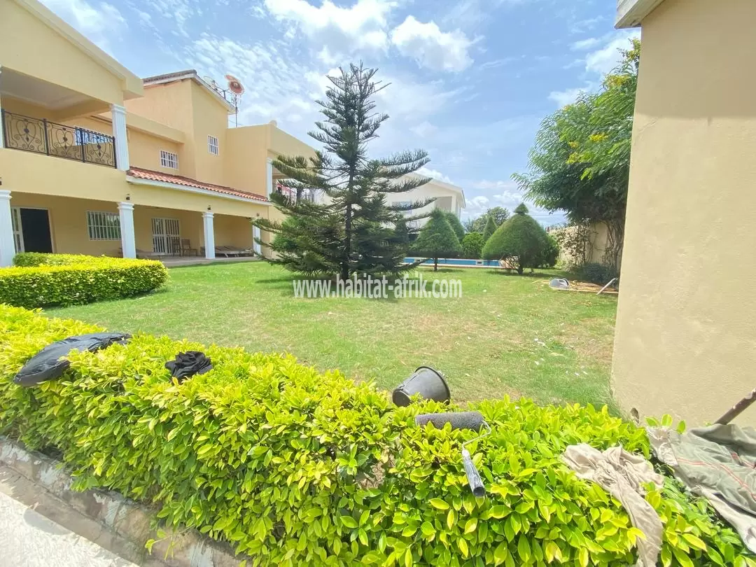 Je mets en location une grande villa avec jardin piscine 04 chambres plus 03 dépendance à GTA lome togo