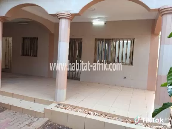 Je mets en location une villa de 04 chambres salon dwc cuisine a adidogome wognome zion to lome togo