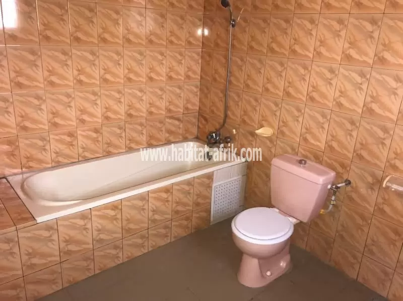 Je mets en location une villa à etage de 06 chambres 02 dépendances a Hedzranawoe amangotigome lome togo