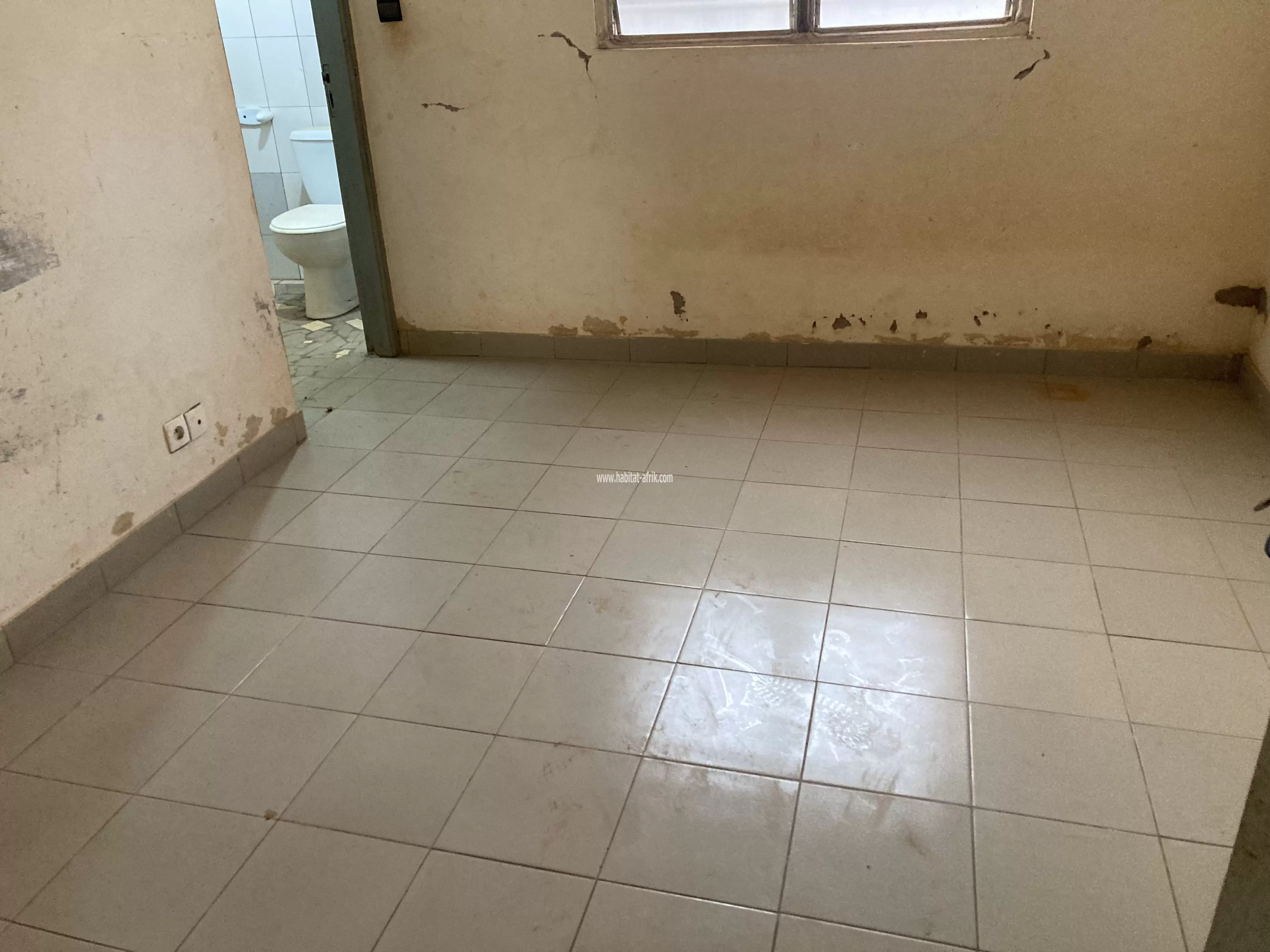 Je mets en location une maison cour unique de chambre salon douche cuisine interne et wc visite a segbe rasta antenne moov lome togo