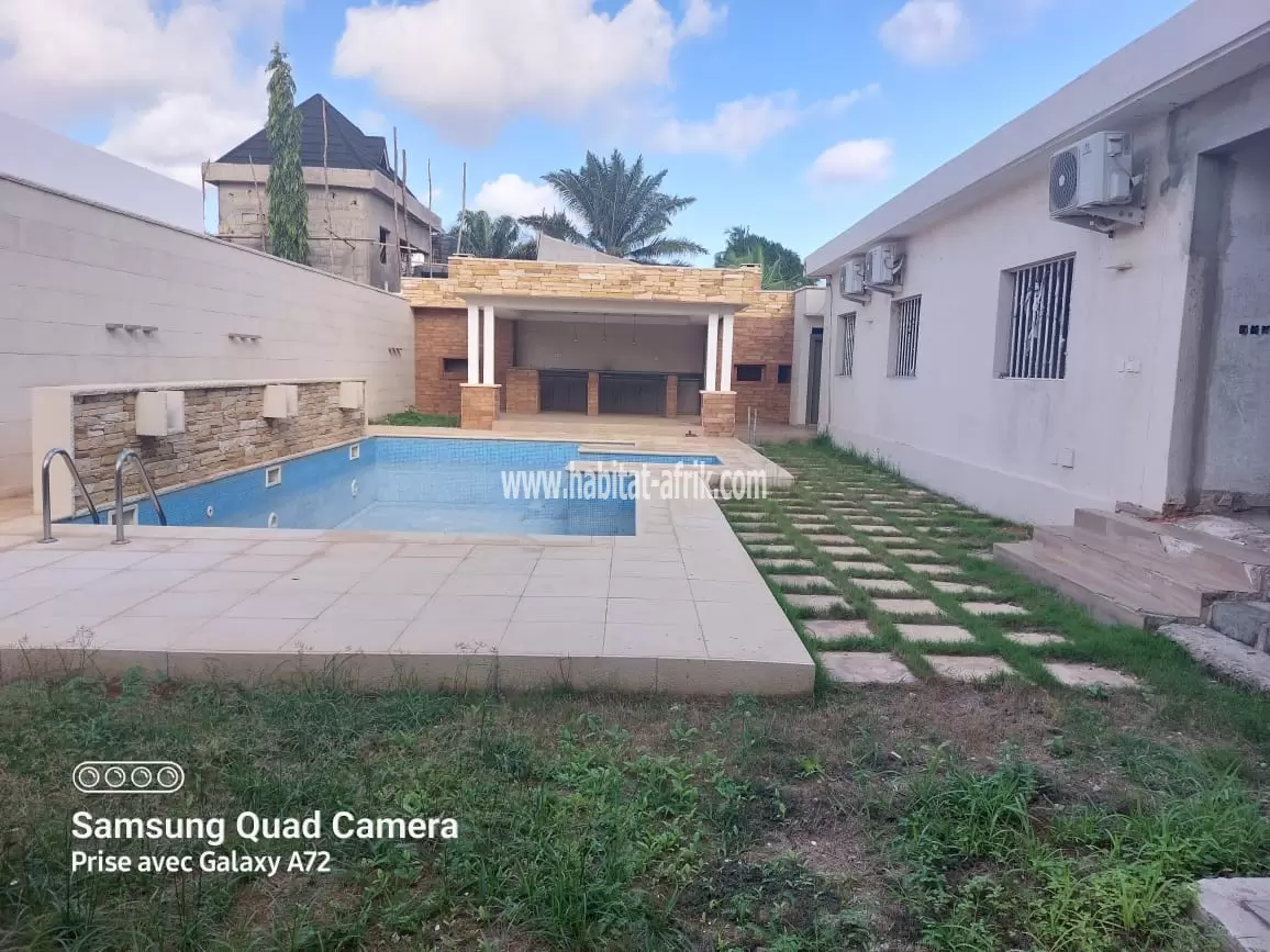 Une villa en cours de modification à vendre dans la CAISSE(RÉSIDENCE DU BÉNIN)