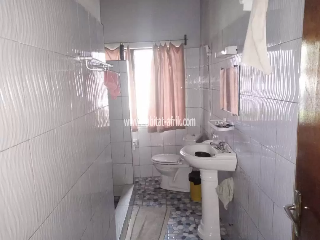 Une grande maison construite sur presque deux(02) lots collés à vendre à KPALIMÉ-AGOMÉ KPODJI (Lomé-Togo)