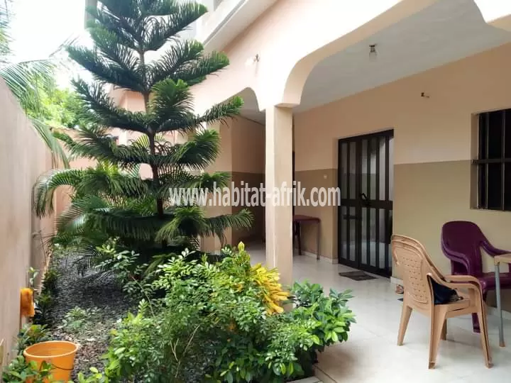 Villa semi-achevée sur presque 1/2 lot en vente à Agoè Sogbossito(Lomé-Togo)