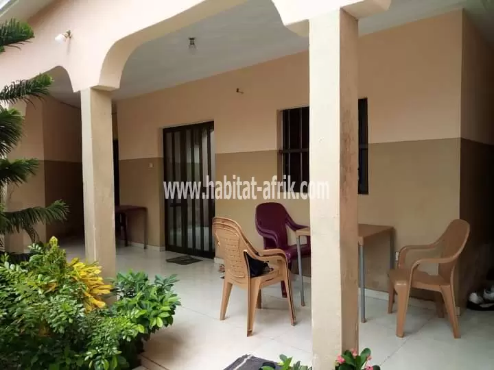 Villa semi-achevée sur presque 1/2 lot en vente à Agoè Sogbossito(Lomé-Togo)