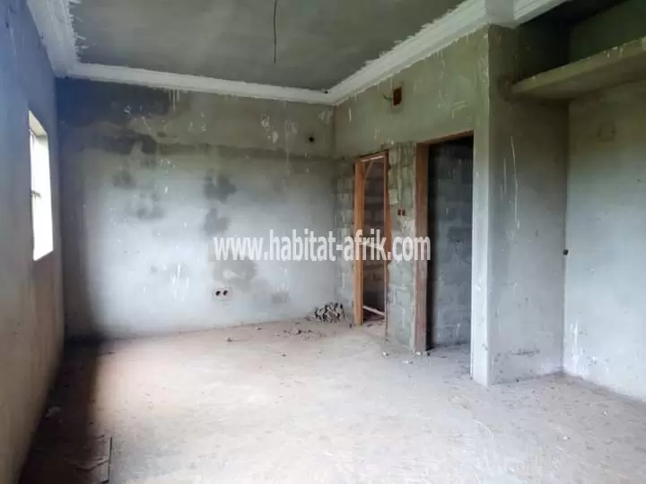 Villa semi-achevée sur presque 1/2 lot en vente à Agoè Sogbossito(Lomé-Togo)